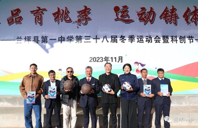 上海足球 | 绿茵场内勇敢争金夺银，绿茵场外展现社会责任