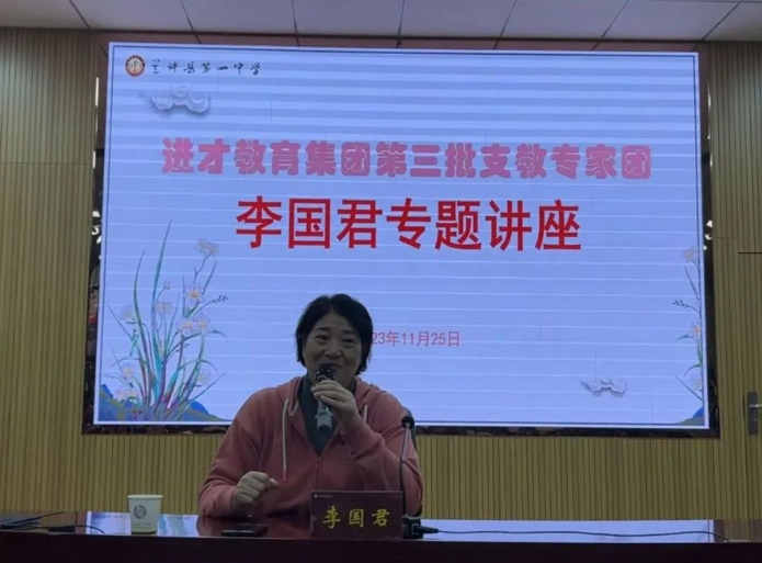 上海足球 | 绿茵场内勇敢争金夺银，绿茵场外展现社会责任